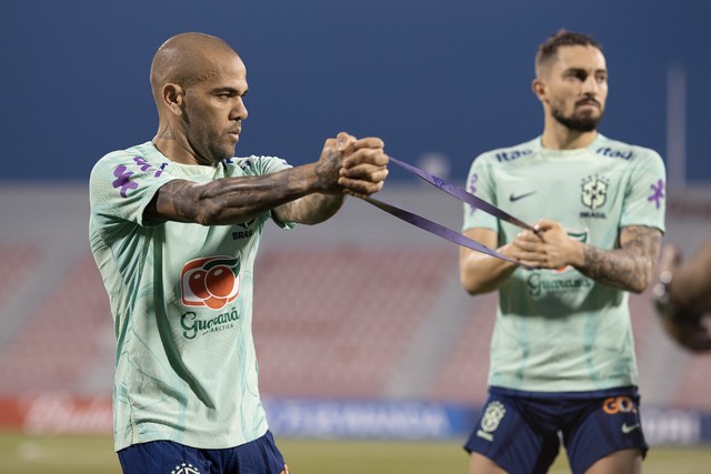 Daniel Alves e Alex Telles durante treino da seleção brasileira no Catar — Foto: Lucas Figueiredo/CBF