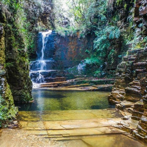 Paisagem deslumbrante de Capitólio, mostrando o Lago de Furnas com suas águas cristalinas e paredões rochosos impressionantes.