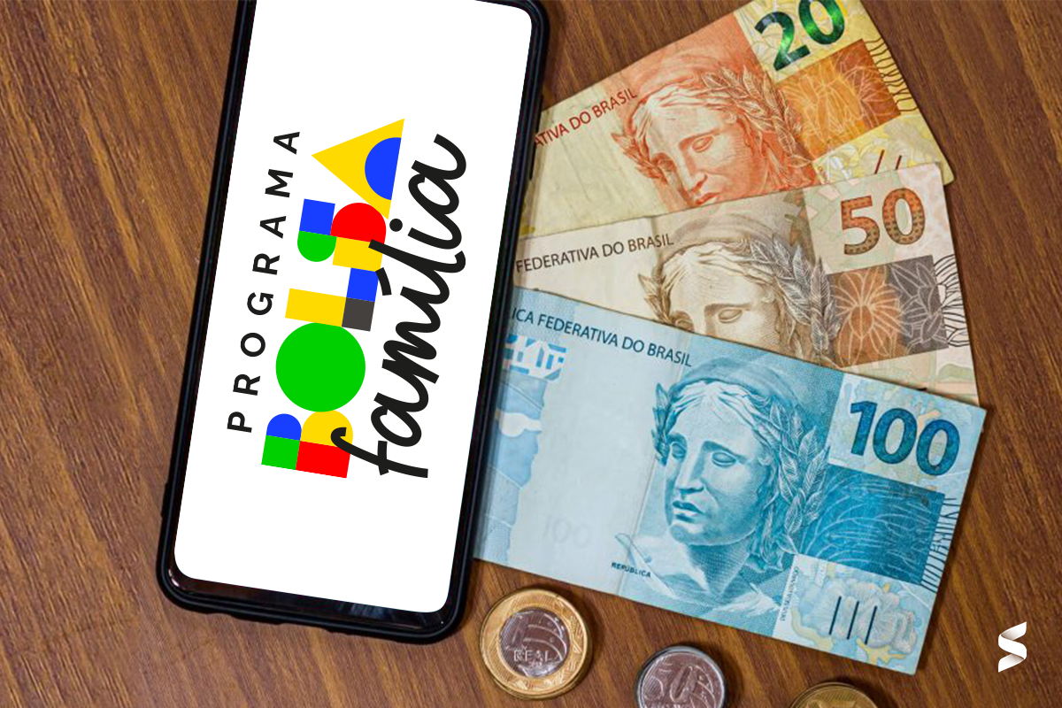 Cartão do Bolsa Família junto a cédulas de dinheiro, representando benefícios para aposentados