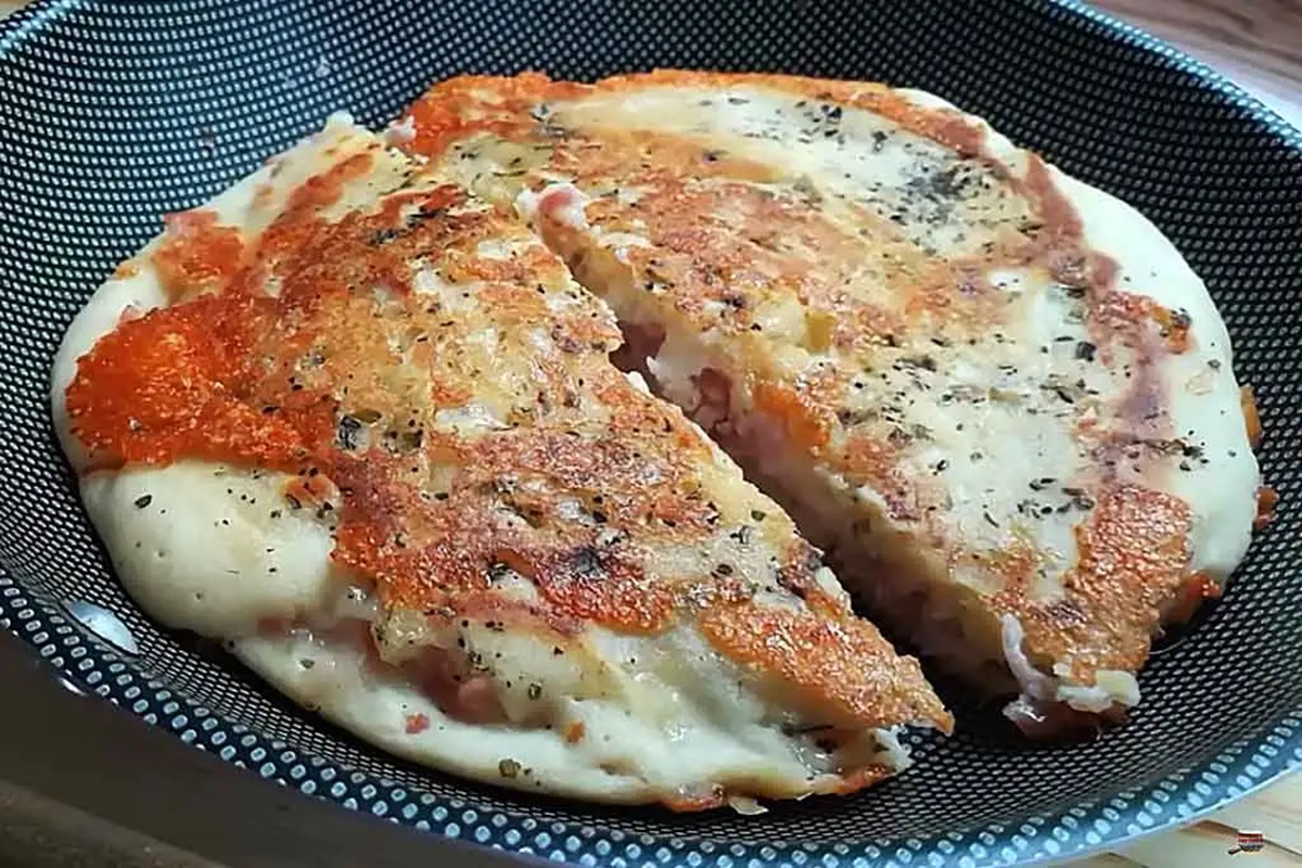 Lanche rápido de frigideira com queijo, presunto e temperos