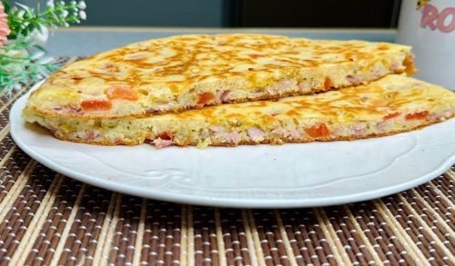 Lanche de frigideira rápido com presunto e tomate, pronto em minutos