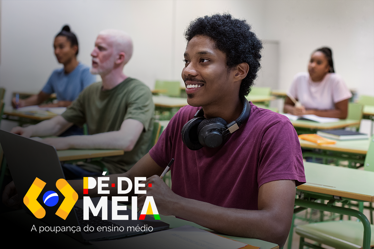 Estudante sorrindo com fones de ouvido em sala de aula, ao lado de outros alunos, representando o benefício do programa Pé-de-Meia