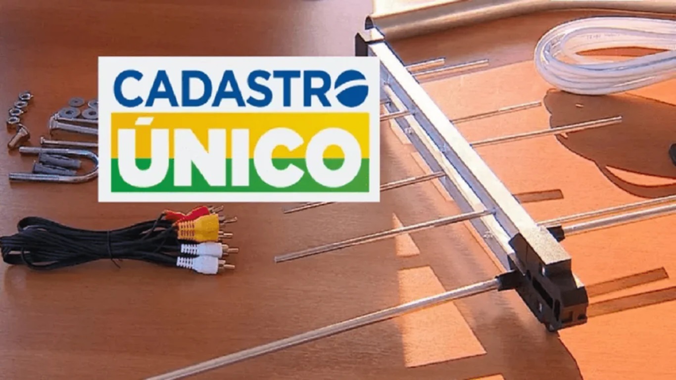 Imagem de um kit de antena digital com cabo RCA e peças de montagem, sobre uma mesa