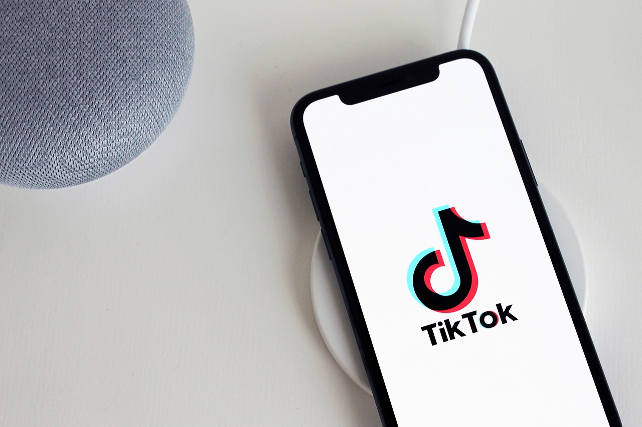 Imagem celular com logo do tiktok