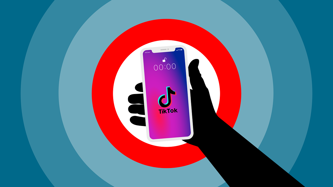 Ilustração de uma mão segurando um celular com o aplicativo TikTok aberto, representando a busca por estratégias de como ganhar seguidores no TikTok.