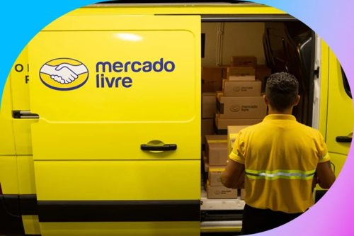 Funcionário organizando caixas dentro de uma van amarela da Mercado Livre.