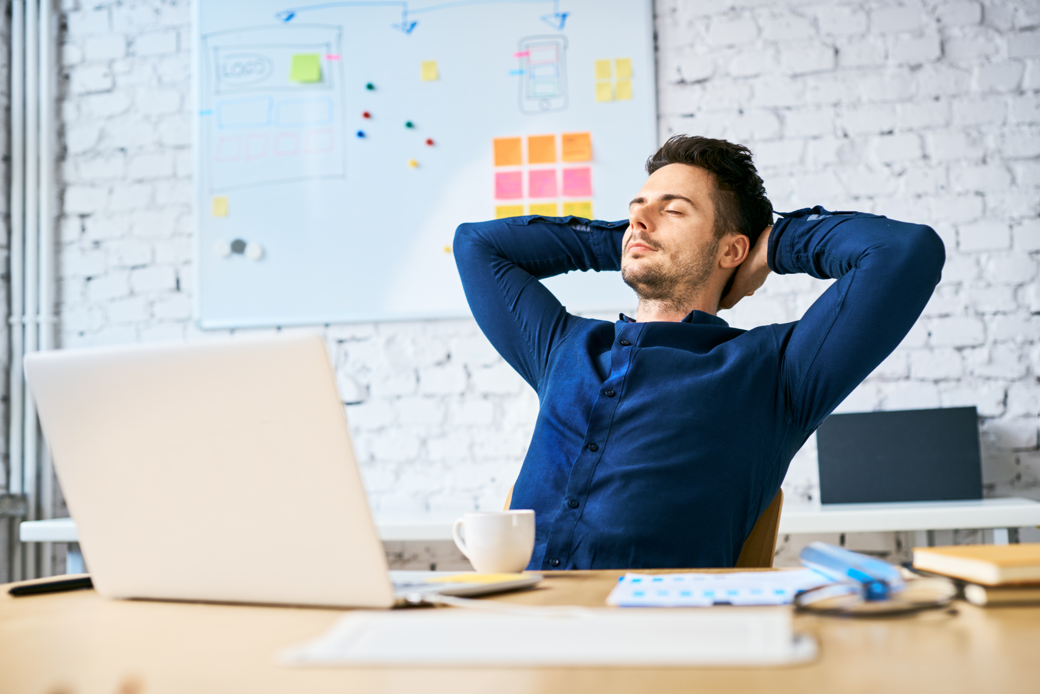 Exercícios de mindfulness no ambiente de trabalho para reduzir a ansiedade e aumentar o bem-estar profissional.