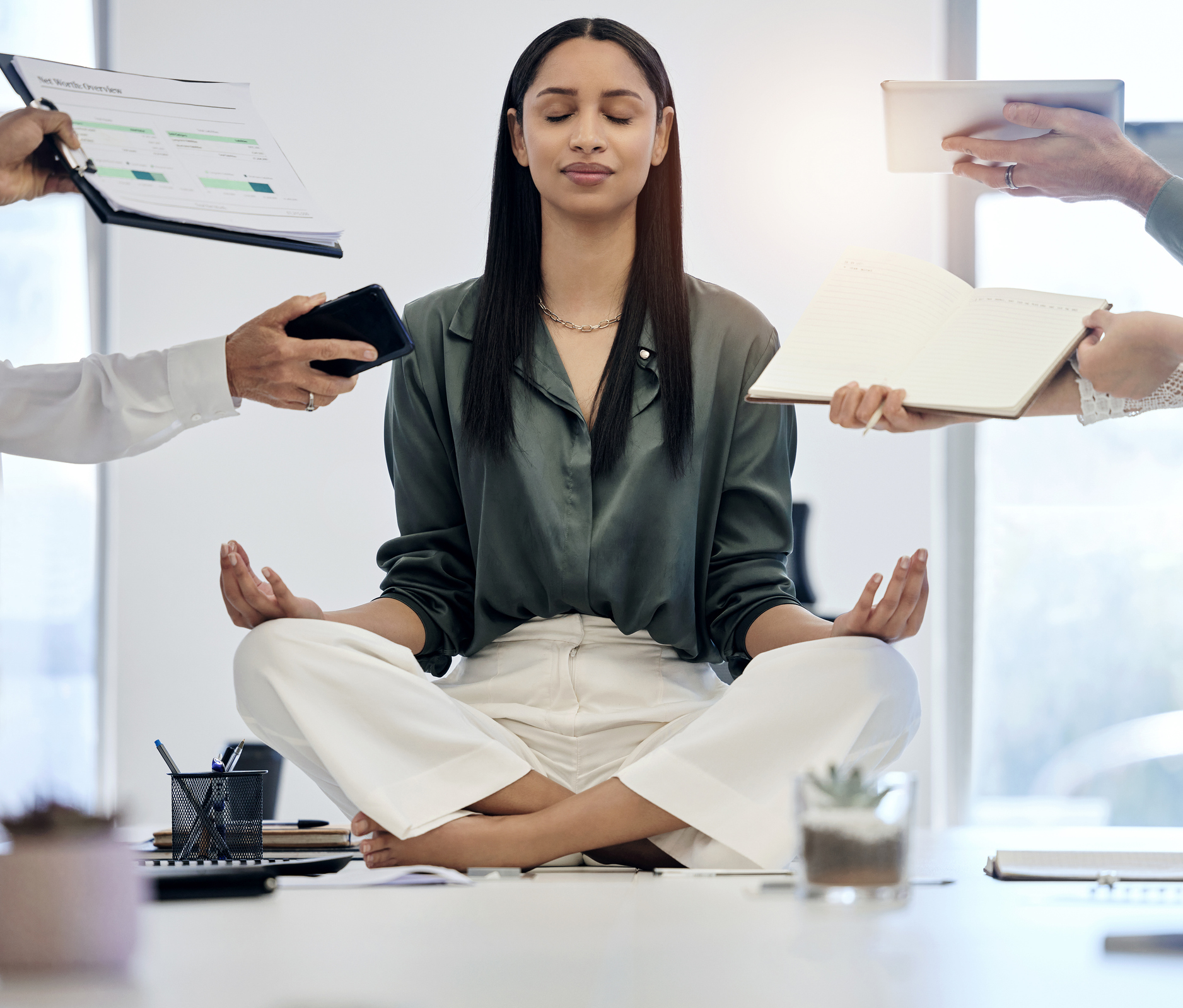 Exercícios de mindfulness para reduzir ansiedade no trabalho sendo aplicados antes de uma apresentação importante.