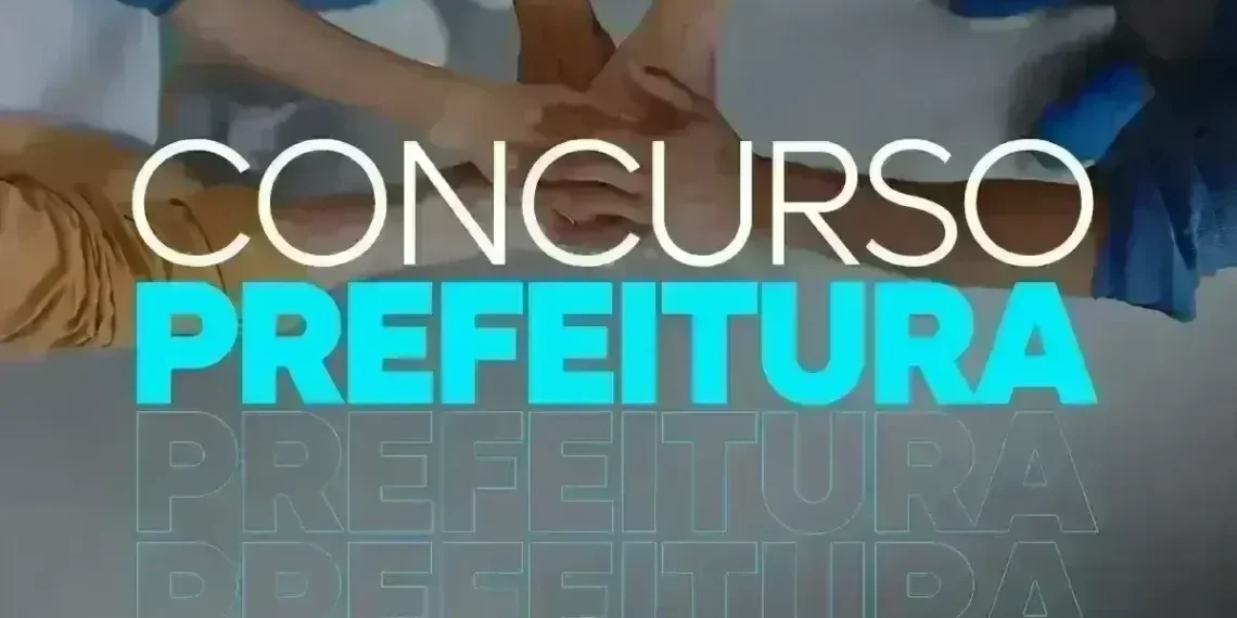 Imagem com texto anunciando concurso da prefeitura com pessoas unindo as mãos ao fundo