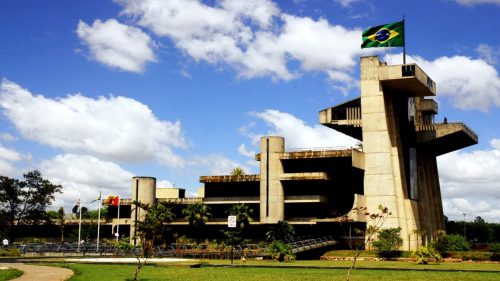 Prédio da Prefeitura Municipal de Sorocaba sob céu azul com bandeira do Brasil