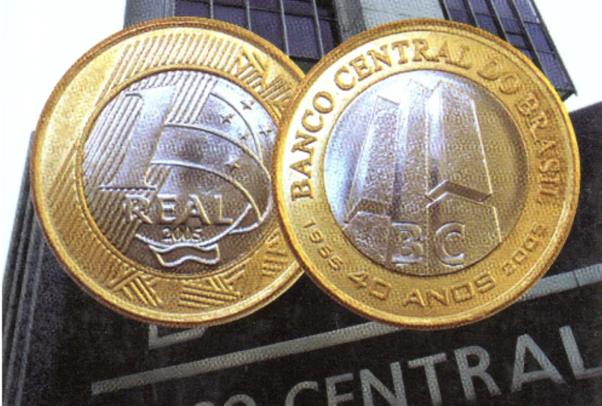 Duas moedas comemorativas brasileiras com inscrições sobre o Banco Central e o Real.