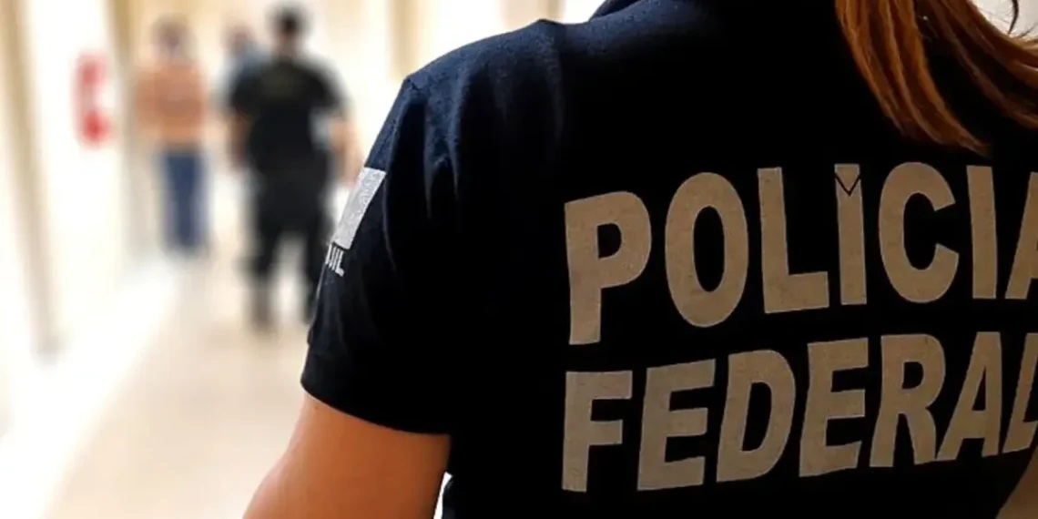 Pessoa vestindo camiseta preta com "POLÍCIA FEDERAL" estampado nas costas.