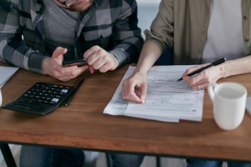 Como sair das dívidas e começar a investir em sua liberdade financeira