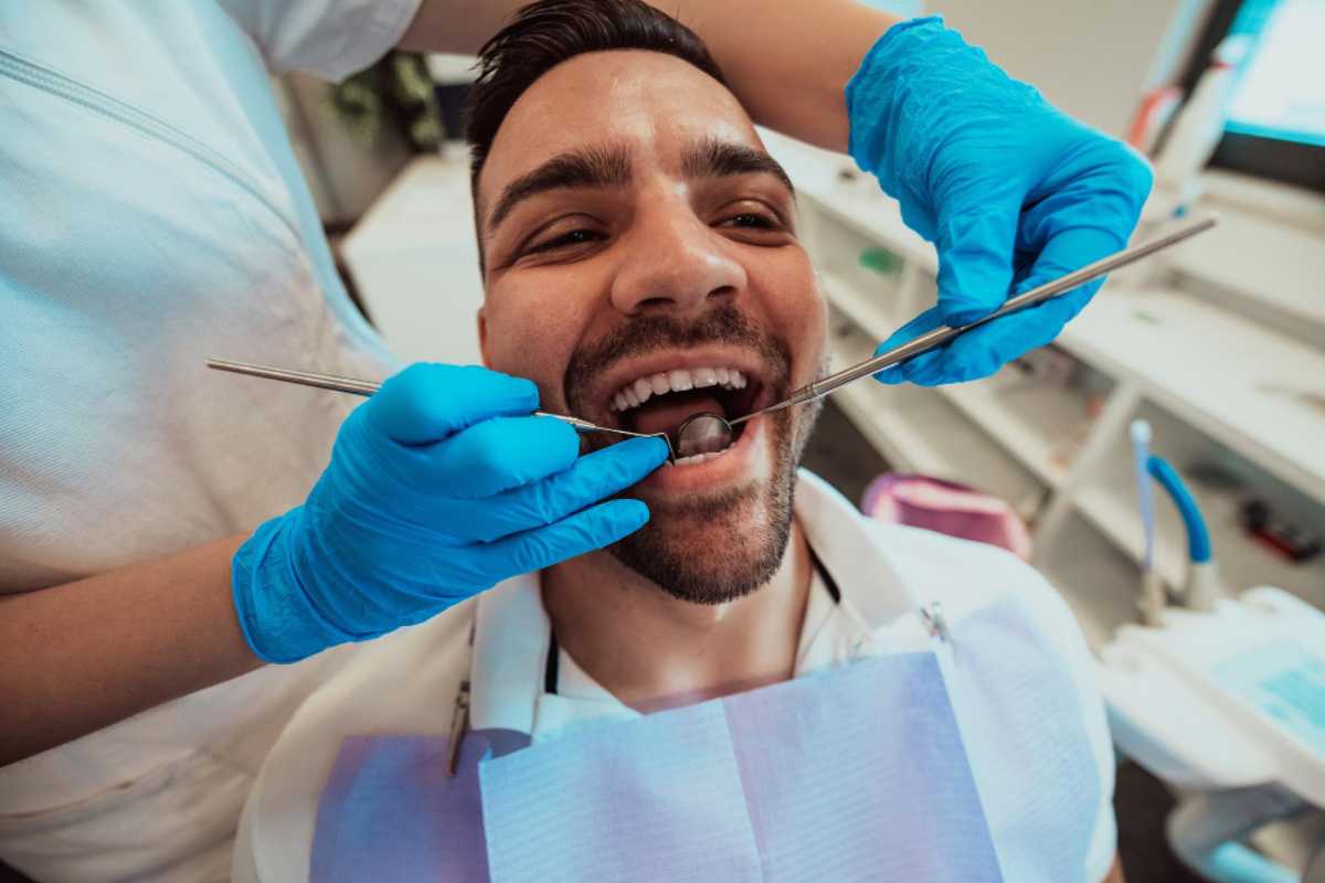 Clareamento Dental e O Sorriso Perfeito: A Importância de Investir em Sua Estética