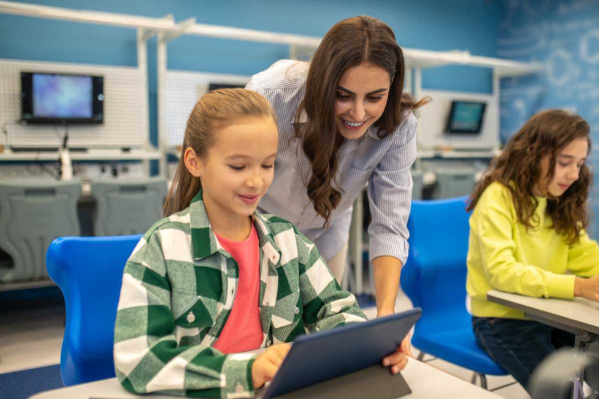 CONECTIVIDADE QUE ENSINA: O PAPEL DA INTERNET NO APRENDIZADO MODERNO