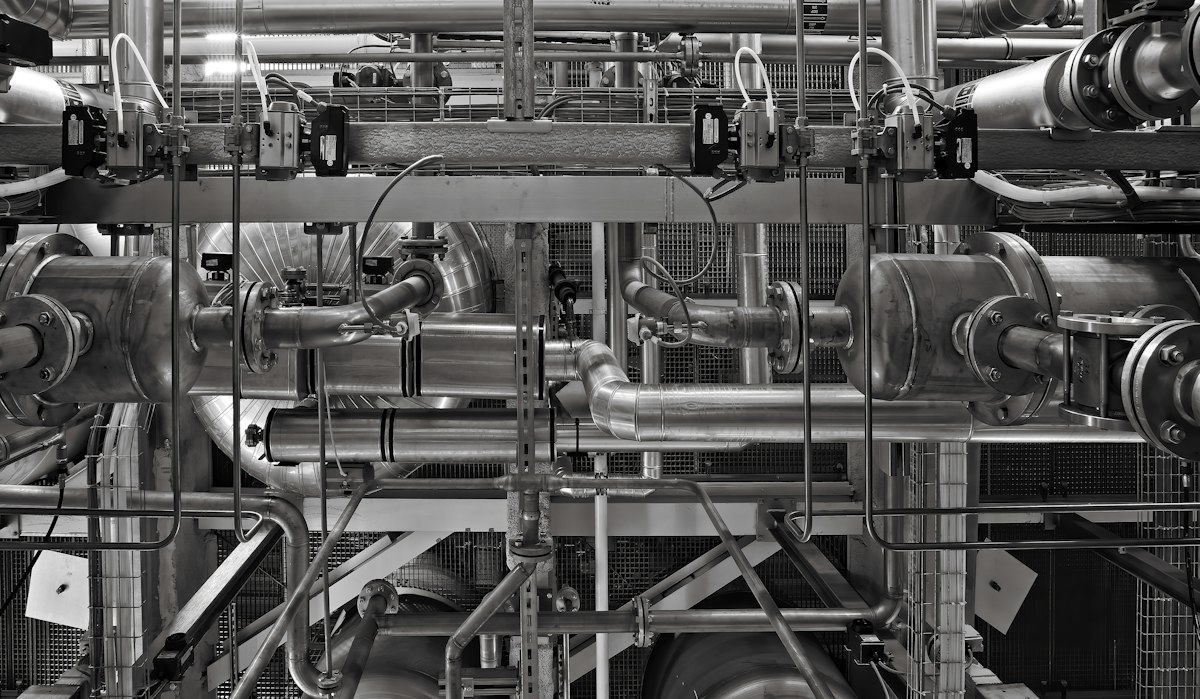 Rede de tubos e válvulas em instalação industrial