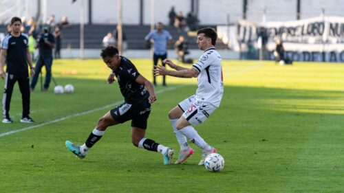 Acao dinamica de futebol em campo