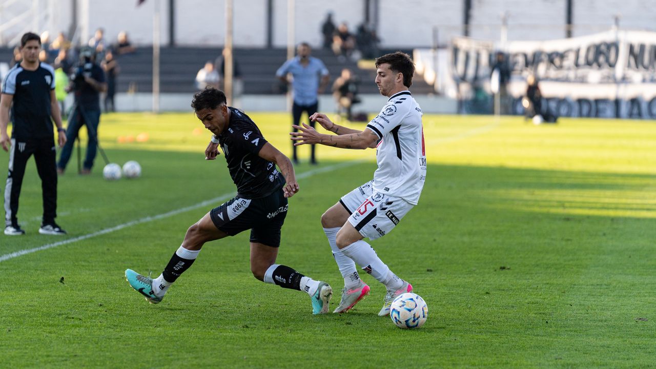 Acao dinamica de futebol em campo